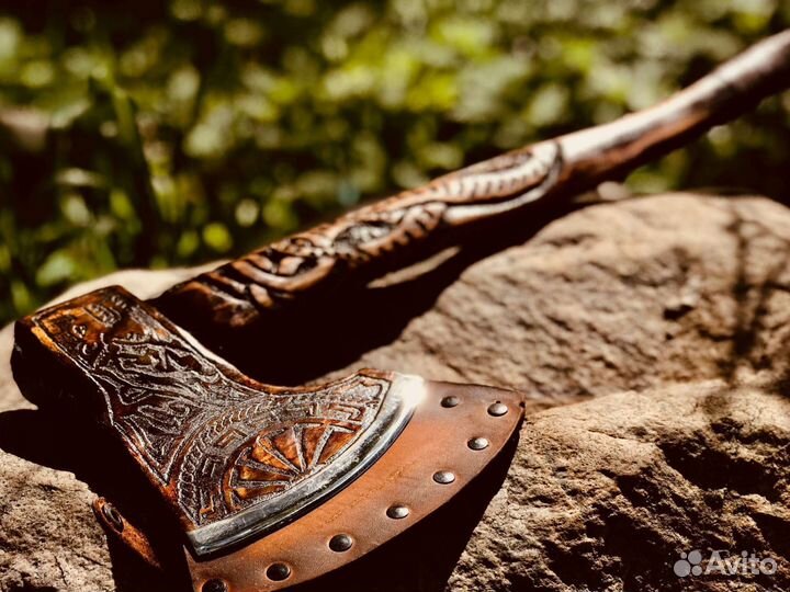 Топор кованый Резной зубастый червь с чехлом