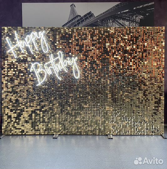 Фотозона из золотых пайеток на день рождения