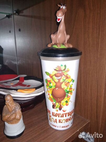 Коллекция стаканов с крышками игрушками