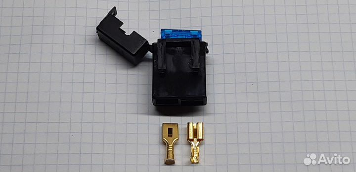 Держатель флажкового предохранителя автомобильный