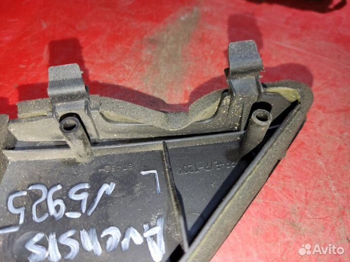 Крышка зеркала внутренняя левая Toyota Avensis