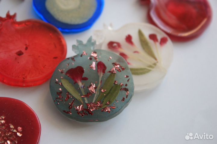 Брошь в виде граната ручная работа