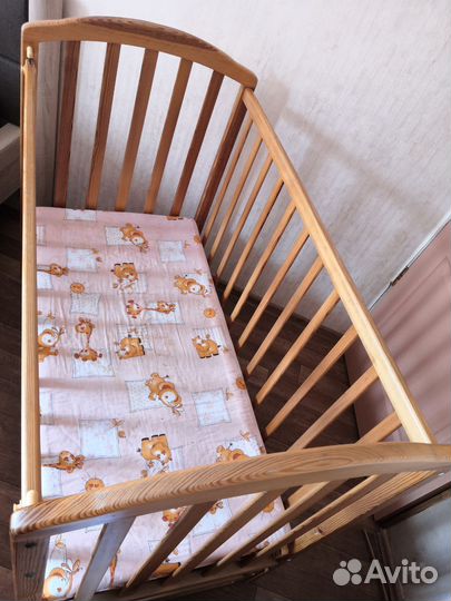 Детская кроватка с поперечным маятником