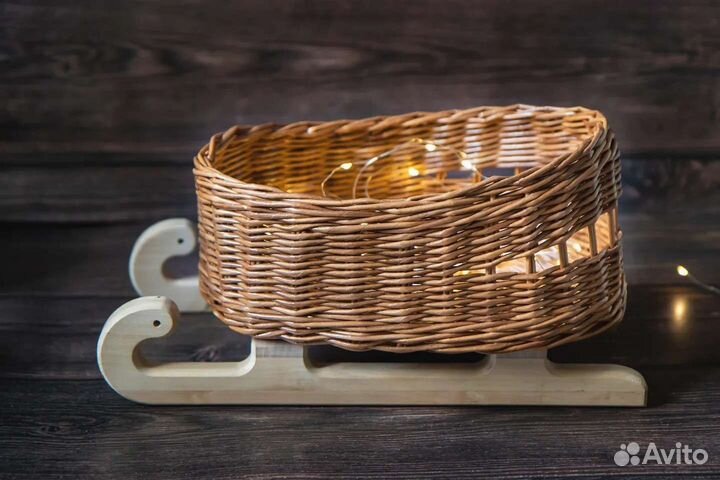 Плетёные сани на деревянных полозьях