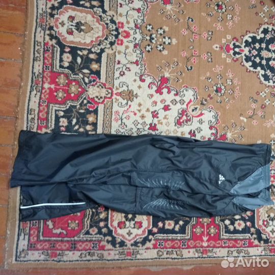 Спортивный костюм adidas. Рукава отстёгиваются