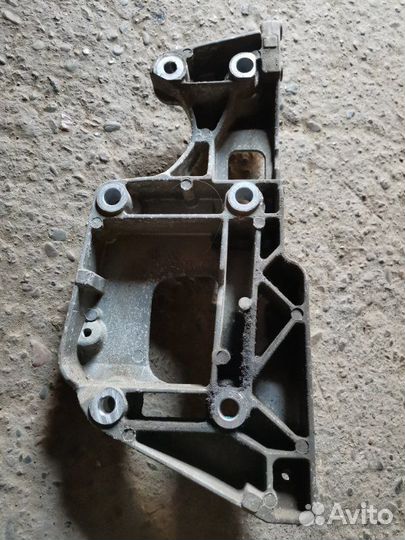 Кронштейн генератора Skoda Octavia A5 BSE 2008