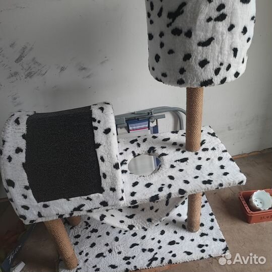 Кошачий домик с когтеточкой