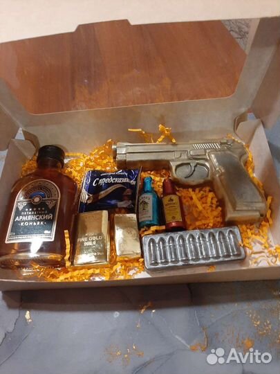 Подарок с шоколадным пистолетиком