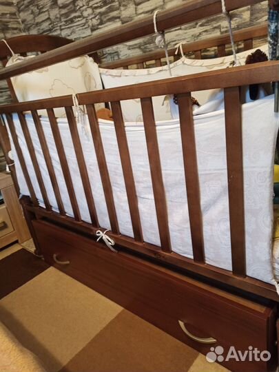 Детская кроватка с маятником и ящиком