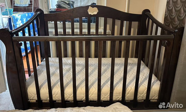Детская кроватка с маятником