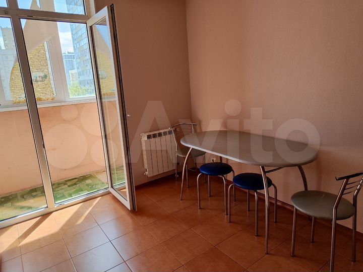 2-к. квартира, 58 м², 4/10 эт.