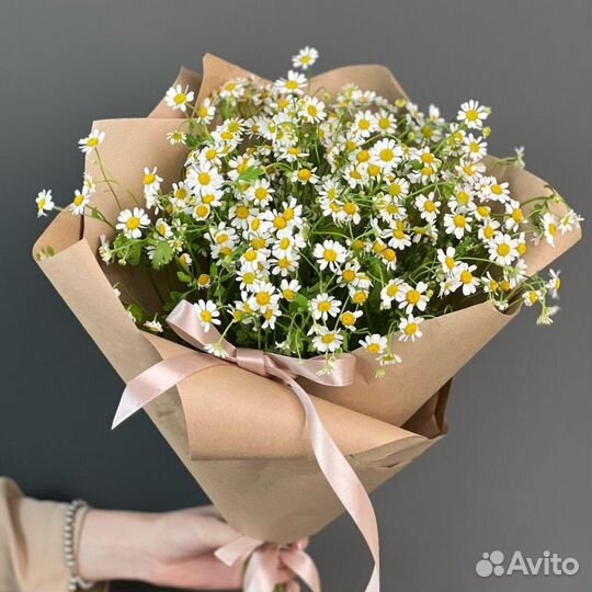 Букет из ромашек в крафте