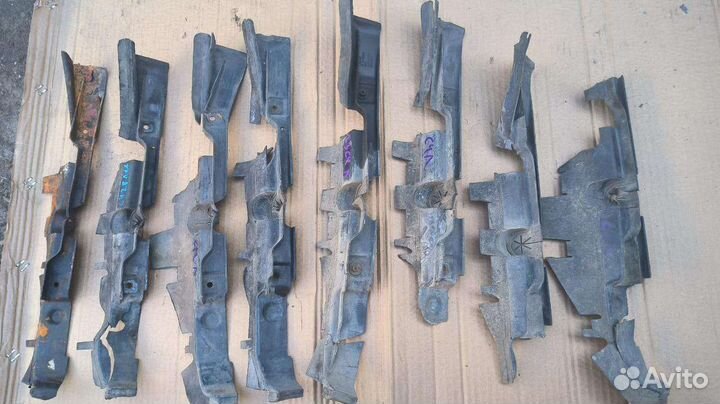 Воздуховод радиатора левый Audi 100C4 4A0121283