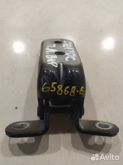 Петля двери(передняя левая верхняя)