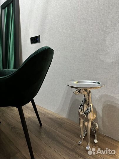 Статуя собаки с подносом