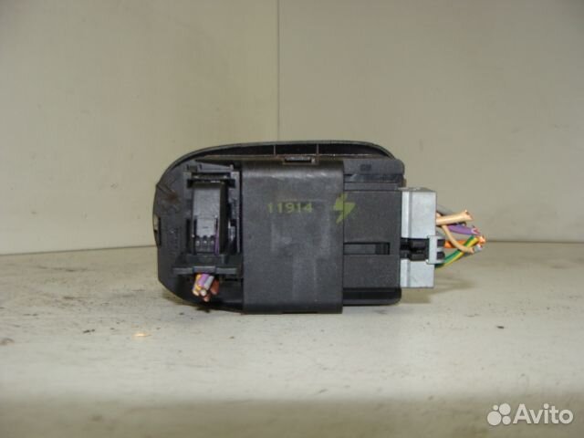 Кнопка стеклоподъемников Пежо 206 2002г 1.4л 50кВт