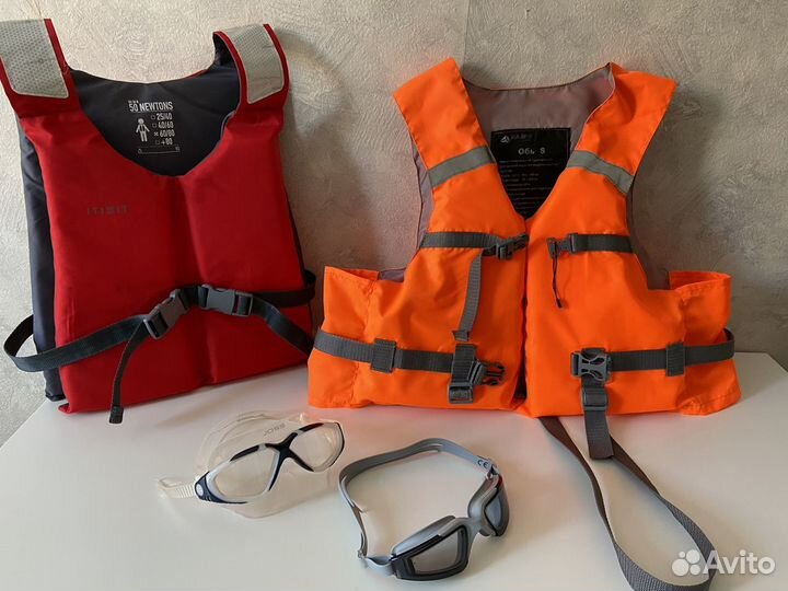 Спасательный жилет и очки для плавания