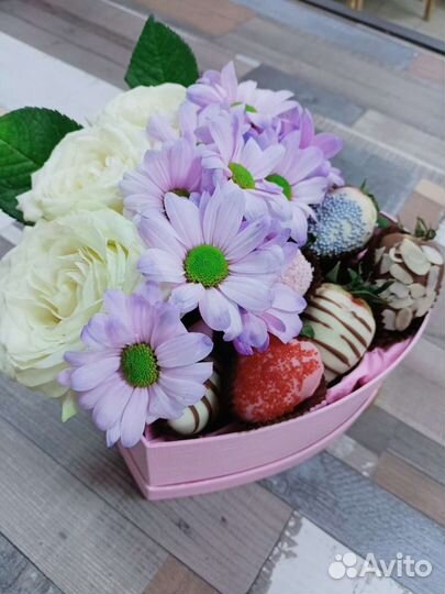 Клубничные сердца с цветами