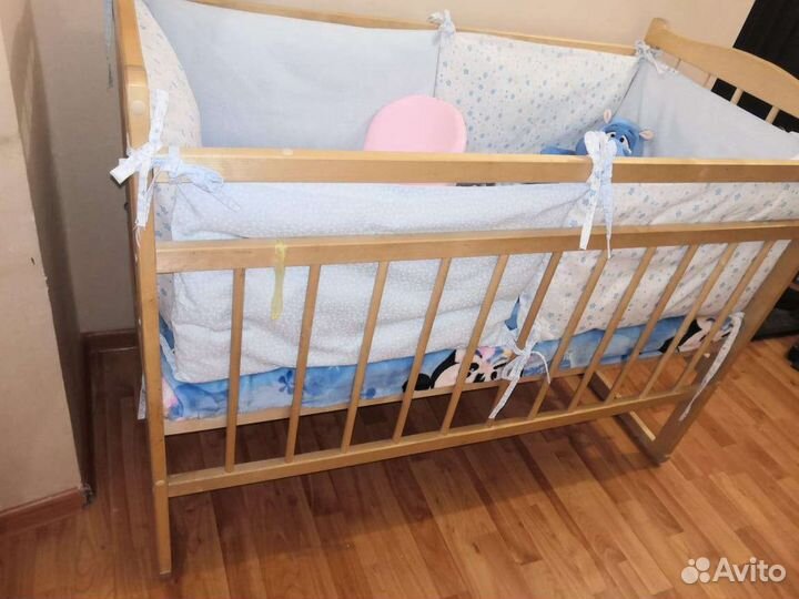 Детская кроватка с маятником