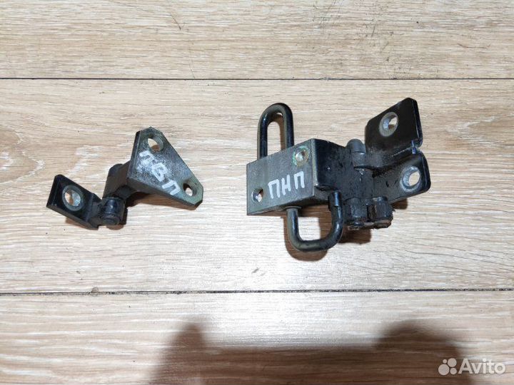 Петля двери передняя правая Volkswagen Passat B6