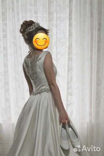 Свадебное платье со шлейфом длинным