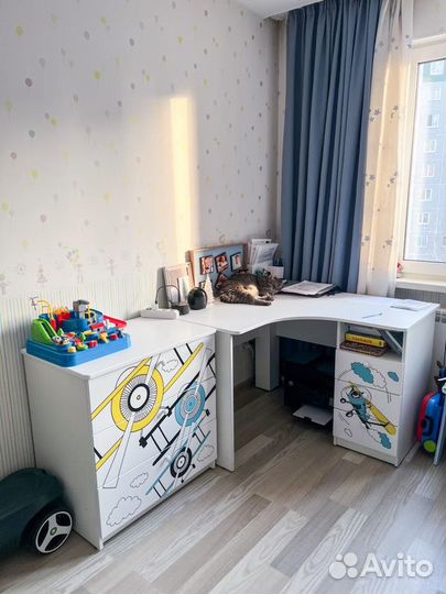 Детская мебель: 2 шкафа, комод, стол