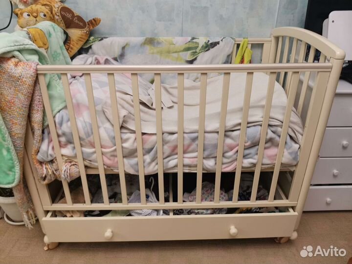 Детская кровать с маятником