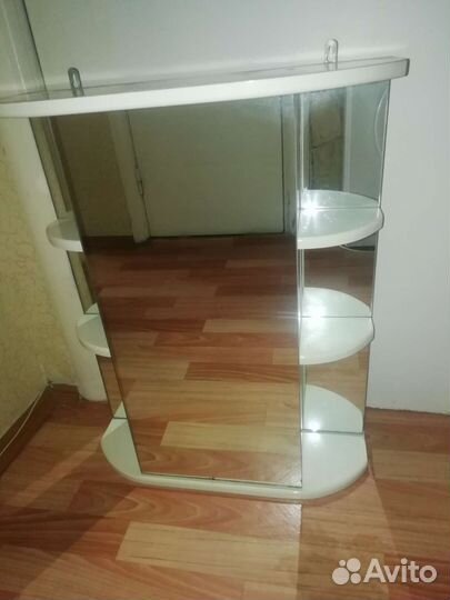 Шкаф навеснойв ванную комнату с зеркалом