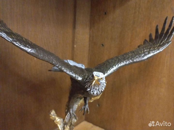 Скульптура орла в полете. Бронза, мраморный пьед