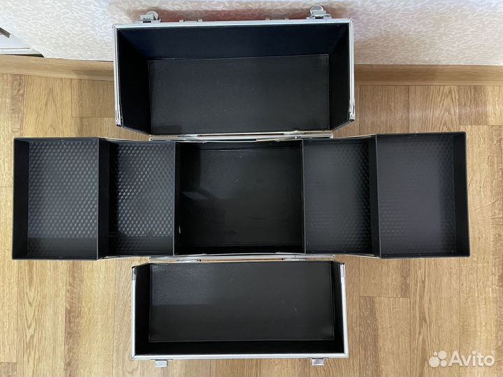 Бьюти кейс-чемодан для мастера маникюра. Новый