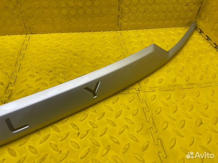 Б/У Накладка двери багажника - Есть царапиныn