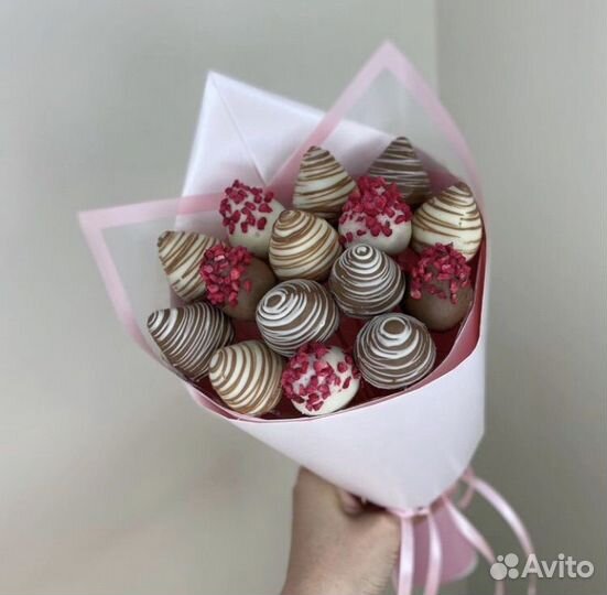 Съедобные букеты из клубники в шоколаде