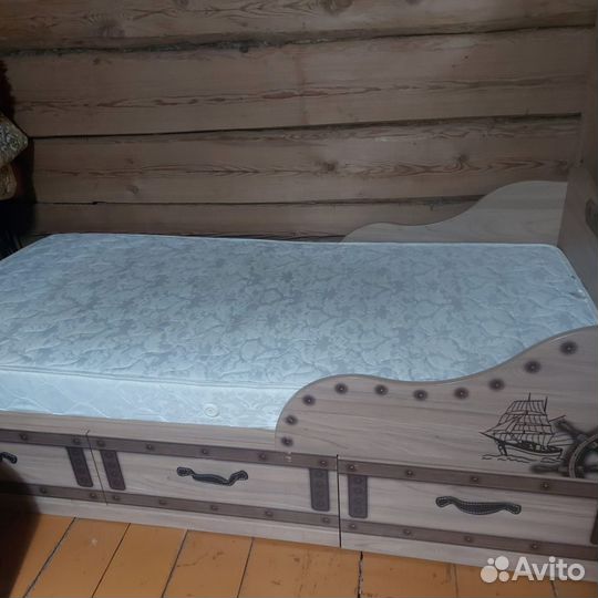 Кровать односпальная с ящиками и матрасом