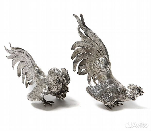 Две серебряные фигуры дерущихся петухов. Ввезены