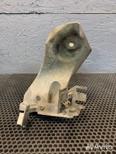 Кронштейн опоры двигателя левый Bentley