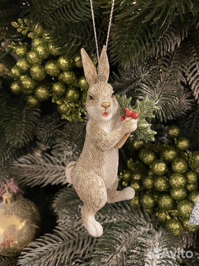 Новогодняя елочная игрушка Заяц с остролистом