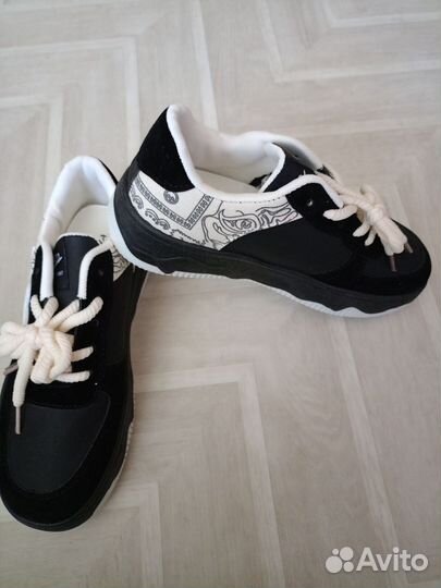 Кроссовки женские 38-39 размер