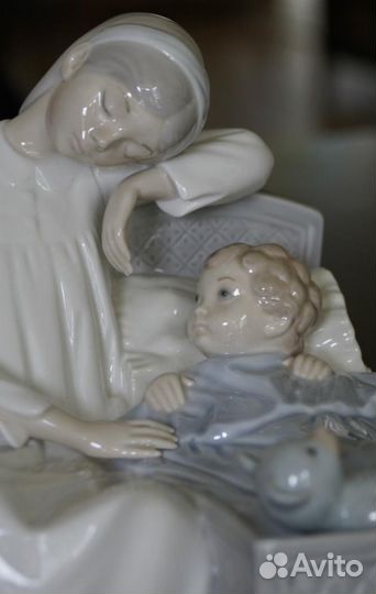 Фарфоровая статуэтка NAO (Испания)