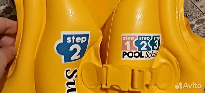 Два надувных жилета