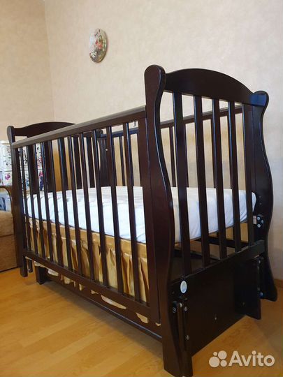 Детская кроватка с маятником и ящиком