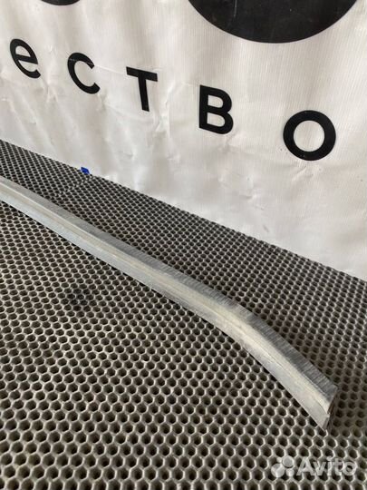 Уплотнитель стекла двери правый Renault T