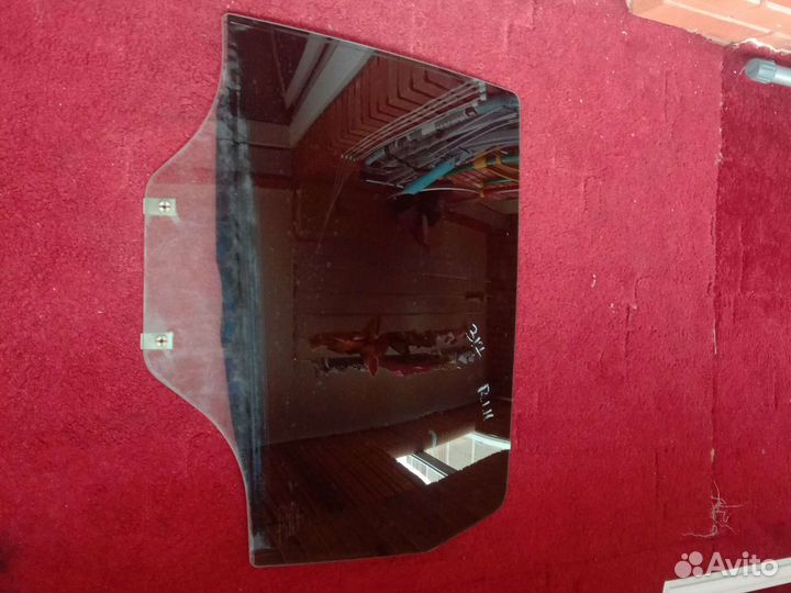 На заднюю левую дверь стекло