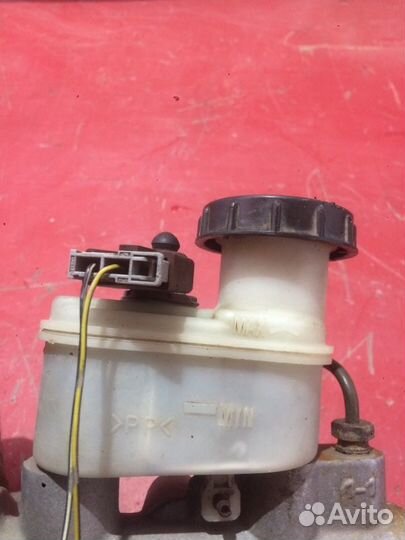 Бачок тормозного цилиндра Nissan Almera N16