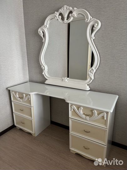 Шкаф и комод с зеркалом