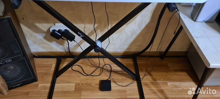 Korg i3 со стойкой и педалью