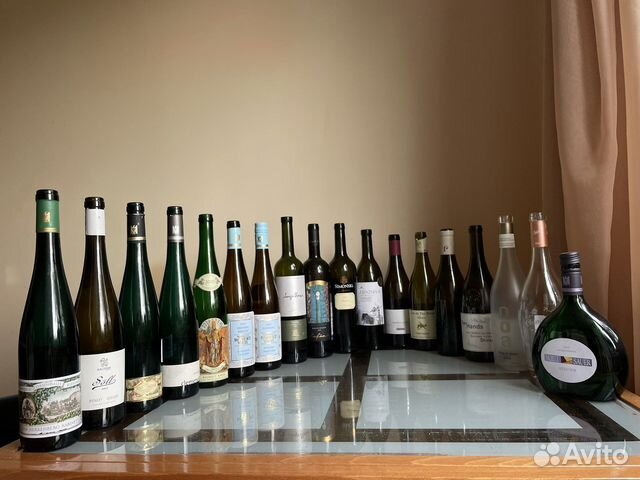 Пустые бутылки из-под вина