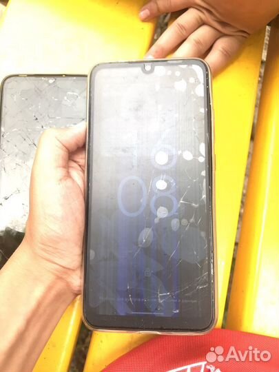 Два телефона