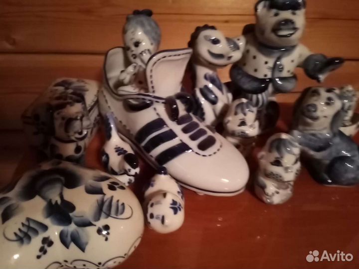 Статуэтки и коробочки Гжель