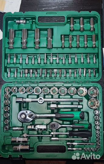 Набор ключей и головок для автомобиля