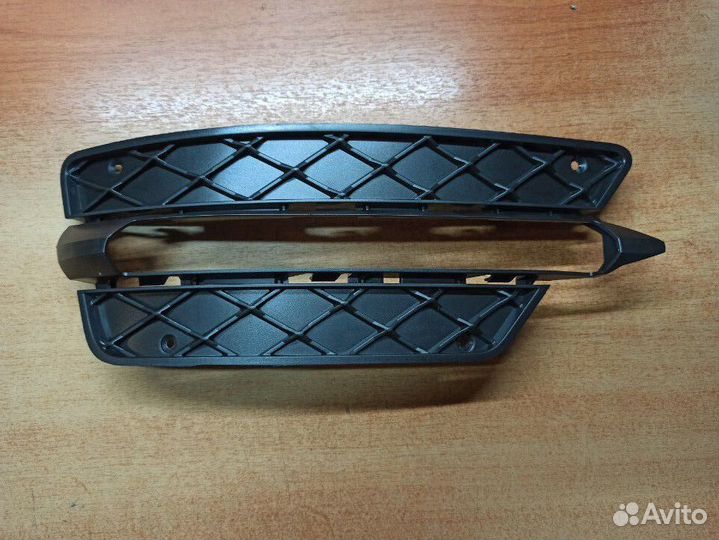Mercedes A2048851453 Решетка бампера, справа